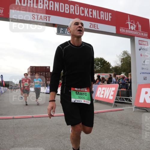 03.10.2025 - Köhlbrandbrückenlauf Yannick Fuchs http://msf.ph/oto/8988518 03.10.2025 16:12:42 Ziel 7358, 7457, 7482, 8957, 8960, 8979, 8982, 9296, 9300, 9307, 9420 meine-sportfotos.de