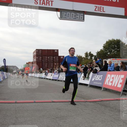 03.10.2025 - Köhlbrandbrückenlauf Yannick Fuchs http://msf.ph/oto/8988522 03.10.2025 16:00:35 Ziel 7287, 7327, 7818, 8811, 9568 meine-sportfotos.de