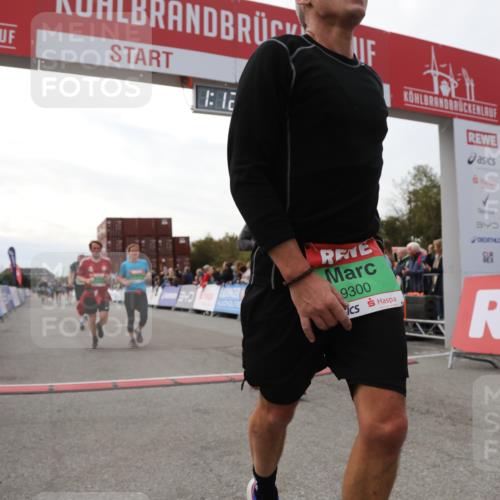 03.10.2025 - Köhlbrandbrückenlauf Yannick Fuchs http://msf.ph/oto/8988523 03.10.2025 16:12:42 Ziel 7358, 7457, 7482, 8957, 8960, 8979, 8982, 9296, 9300, 9307, 9420 meine-sportfotos.de