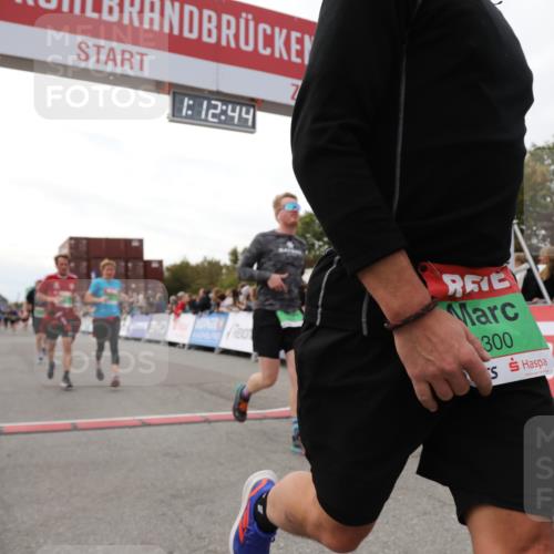03.10.2025 - Köhlbrandbrückenlauf Yannick Fuchs http://msf.ph/oto/8988528 03.10.2025 16:12:42 Ziel 7358, 7457, 7482, 8957, 8960, 8979, 8982, 9296, 9300, 9307, 9420 meine-sportfotos.de