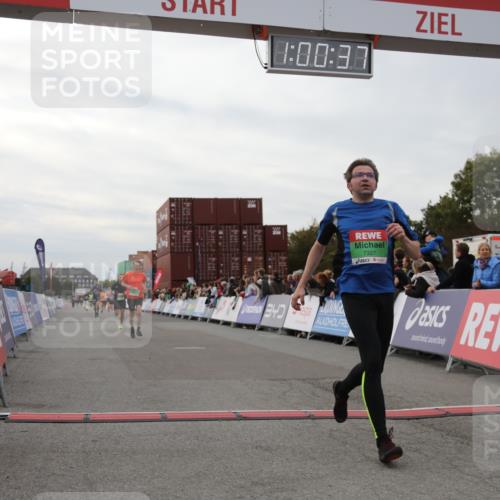 03.10.2025 - Köhlbrandbrückenlauf Yannick Fuchs http://msf.ph/oto/8988535 03.10.2025 16:00:35 Ziel 7287, 7327, 7818, 8811, 9568 meine-sportfotos.de