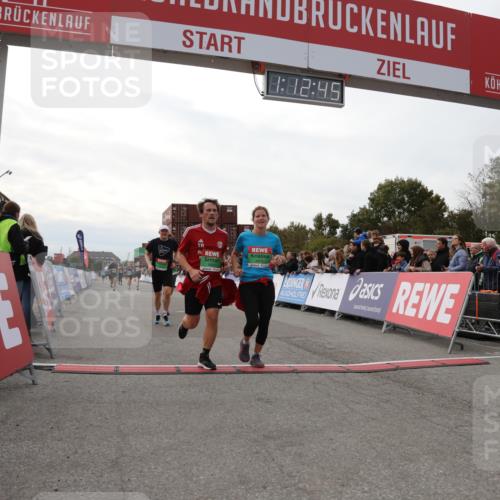 03.10.2025 - Köhlbrandbrückenlauf Yannick Fuchs http://msf.ph/oto/8988565 03.10.2025 16:12:43 Ziel 7358, 7457, 7482, 8957, 8960, 8979, 8982, 9296, 9300, 9307, 9420 meine-sportfotos.de