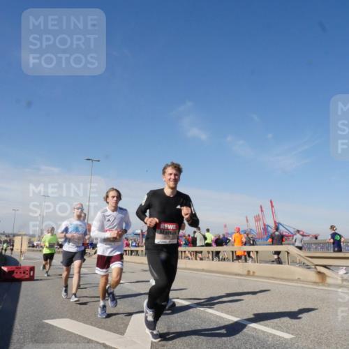 03.10.2025 - Köhlbrandbrückenlauf Matties Gatica Varas http://msf.ph/oto/8988569 03.10.2025 12:34:46 Position 2 4233 meine-sportfotos.de