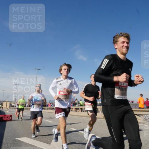 03.10.2025 - Köhlbrandbrückenlauf Matties Gatica Varas http://msf.ph/oto/8988571 03.10.2025 12:34:47 Position 2 612, 4166, 6410, 4233 meine-sportfotos.de