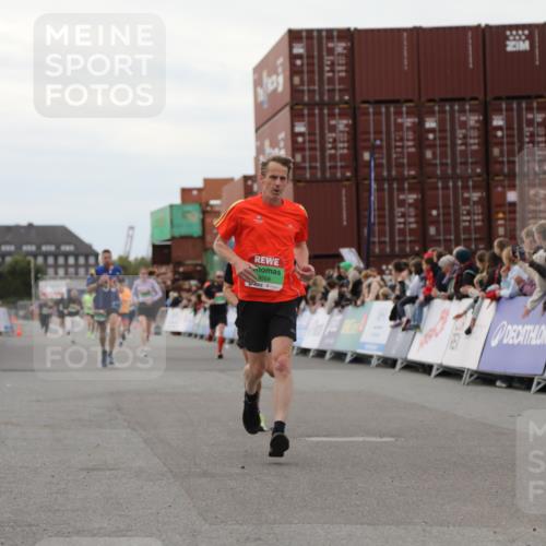 03.10.2025 - Köhlbrandbrückenlauf Yannick Fuchs http://msf.ph/oto/8988573 03.10.2025 16:00:36 Ziel 7189, 7259, 7327, 7818, 8811, 9568 meine-sportfotos.de