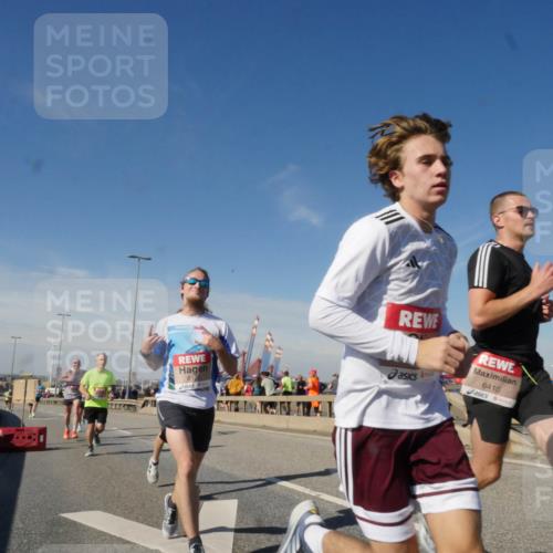 03.10.2025 - Köhlbrandbrückenlauf Matties Gatica Varas http://msf.ph/oto/8988575 03.10.2025 12:34:47 Position 2 6122, 6410 meine-sportfotos.de