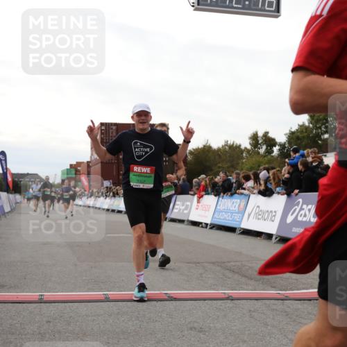 03.10.2025 - Köhlbrandbrückenlauf Yannick Fuchs http://msf.ph/oto/8988604 03.10.2025 16:12:44 Ziel 7358, 7457, 7482, 7653, 8957, 8960, 8979, 8982, 9296, 9300, 9307, 9420 meine-sportfotos.de