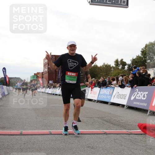 03.10.2025 - Köhlbrandbrückenlauf Yannick Fuchs http://msf.ph/oto/8988610 03.10.2025 16:12:45 Ziel 7358, 7457, 7482, 7653, 8979, 8982, 9296, 9307, 9420 meine-sportfotos.de