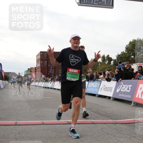 03.10.2025 - Köhlbrandbrückenlauf Yannick Fuchs http://msf.ph/oto/8988619 03.10.2025 16:12:45 Ziel 7358, 7457, 7482, 7653, 8979, 8982, 9296, 9307, 9420 meine-sportfotos.de