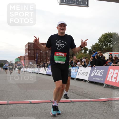 03.10.2025 - Köhlbrandbrückenlauf Yannick Fuchs http://msf.ph/oto/8988625 03.10.2025 16:12:45 Ziel 7358, 7457, 7482, 7653, 8979, 8982, 9296, 9307, 9420 meine-sportfotos.de