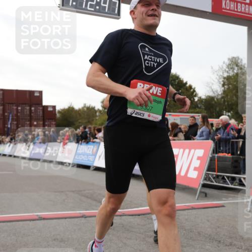03.10.2025 - Köhlbrandbrückenlauf Yannick Fuchs http://msf.ph/oto/8988645 03.10.2025 16:12:46 Ziel 7358, 7443, 7457, 7482, 7653, 8979, 8982, 9296, 9307 meine-sportfotos.de