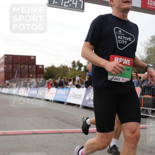 03.10.2025 - Köhlbrandbrückenlauf Yannick Fuchs http://msf.ph/oto/8988649 03.10.2025 16:12:46 Ziel 7358, 7443, 7457, 7482, 7653, 8979, 8982, 9296, 9307 meine-sportfotos.de