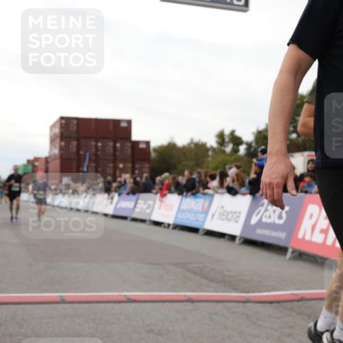 03.10.2025 - Köhlbrandbrückenlauf Yannick Fuchs http://msf.ph/oto/8988654 03.10.2025 16:12:46 Ziel 7358, 7443, 7457, 7482, 7653, 8979, 8982, 9296, 9307 meine-sportfotos.de