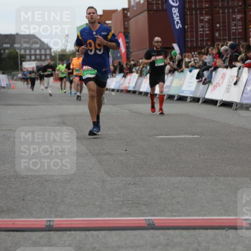 03.10.2025 - Köhlbrandbrückenlauf Yannick Fuchs http://msf.ph/oto/8988661 03.10.2025 16:00:40 Ziel 7189, 7259, 7561, 7584, 7600, 7818, 8811, 9568 meine-sportfotos.de