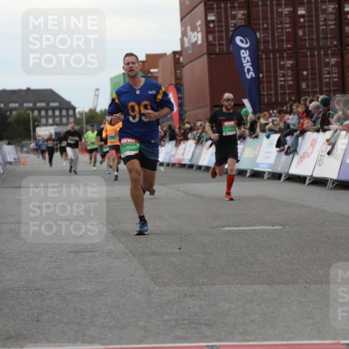 03.10.2025 - Köhlbrandbrückenlauf Yannick Fuchs http://msf.ph/oto/8988669 03.10.2025 16:00:40 Ziel 7189, 7259, 7561, 7584, 7600, 7818, 8811, 9568 meine-sportfotos.de