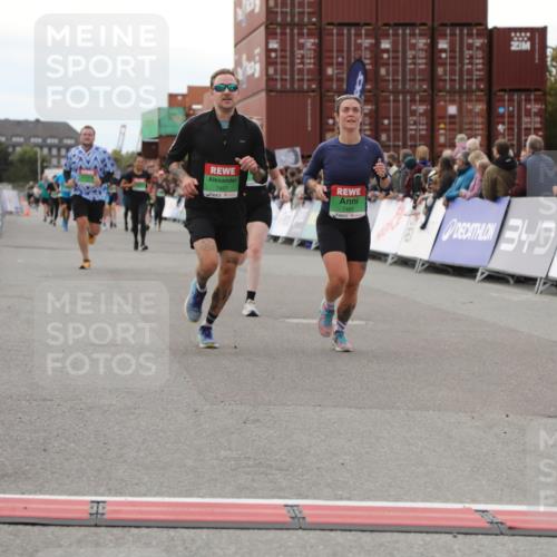 03.10.2025 - Köhlbrandbrückenlauf Yannick Fuchs http://msf.ph/oto/8988682 03.10.2025 16:12:48 Ziel 7354, 7358, 7443, 7457, 7482, 7653, 9296, 9307 meine-sportfotos.de