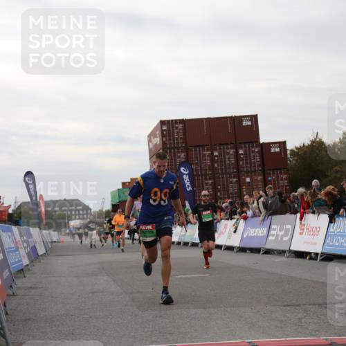 03.10.2025 - Köhlbrandbrückenlauf Yannick Fuchs http://msf.ph/oto/8988691 03.10.2025 16:00:42 Ziel 7189, 7223, 7259, 7561, 7584, 7600, 8811, 8940, 9568 meine-sportfotos.de