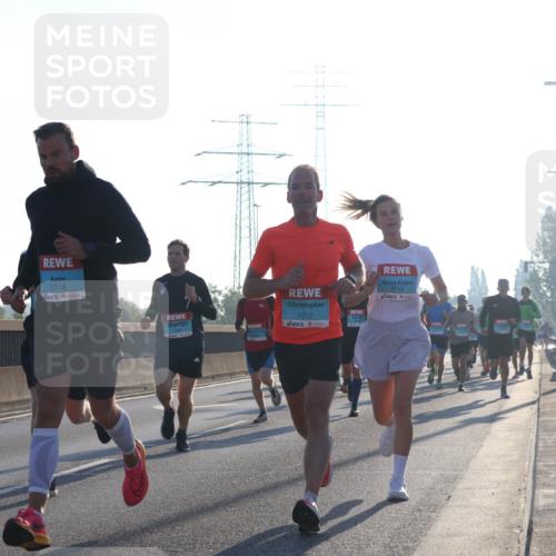 03.10.2025 - Köhlbrandbrückenlauf Luisa Fischer http://msf.ph/oto/8988703 03.10.2025 10:11:54 Position 3 3718, 1012, 3715, 1 meine-sportfotos.de