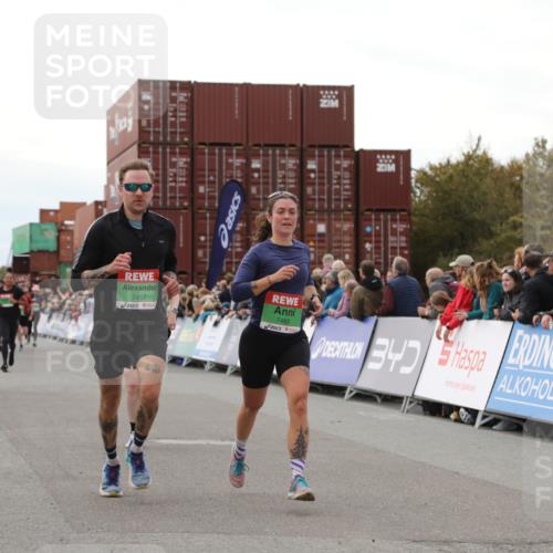 03.10.2025 - Köhlbrandbrückenlauf Yannick Fuchs http://msf.ph/oto/8988704 03.10.2025 16:12:48 Ziel 7354, 7358, 7443, 7457, 7482, 7653, 9296, 9307 meine-sportfotos.de