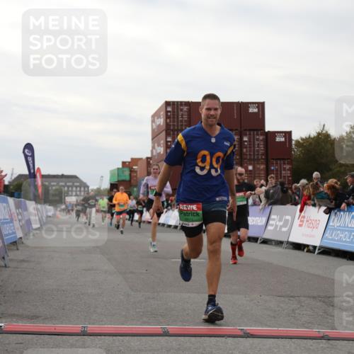 03.10.2025 - Köhlbrandbrückenlauf Yannick Fuchs http://msf.ph/oto/8988712 03.10.2025 16:00:42 Ziel 7189, 7223, 7259, 7561, 7584, 7600, 8811, 8940, 9568 meine-sportfotos.de