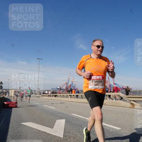 03.10.2025 - Köhlbrandbrückenlauf Matties Gatica Varas http://msf.ph/oto/8988774 03.10.2025 12:35:15 Position 2 4037 meine-sportfotos.de