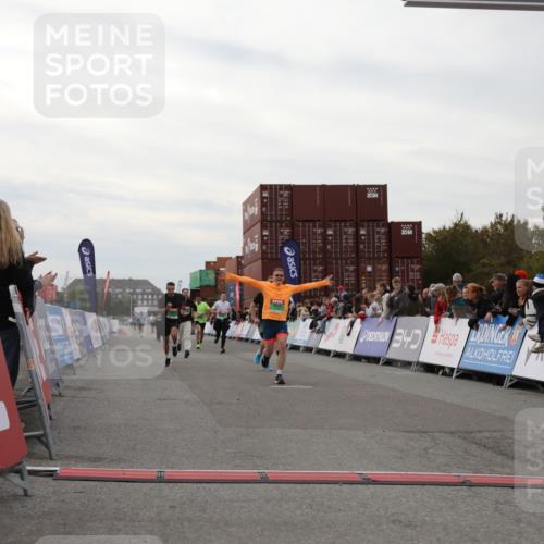 03.10.2025 - Köhlbrandbrückenlauf Yannick Fuchs http://msf.ph/oto/8988785 03.10.2025 16:00:46 Ziel 7189, 7223, 7259, 7522, 7561, 7584, 7600, 8811, 8883, 8940 meine-sportfotos.de