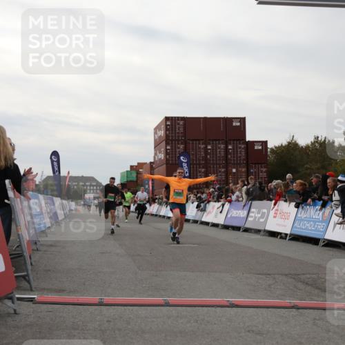 03.10.2025 - Köhlbrandbrückenlauf Yannick Fuchs http://msf.ph/oto/8988790 03.10.2025 16:00:46 Ziel 7189, 7223, 7259, 7522, 7561, 7584, 7600, 8811, 8883, 8940 meine-sportfotos.de