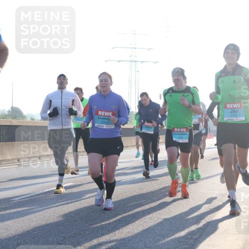 03.10.2025 - Köhlbrandbrückenlauf Luisa Fischer http://msf.ph/oto/8988816 03.10.2025 10:12:01 Position 3 1023, 50, 3704, 2703, 2701, 1 meine-sportfotos.de