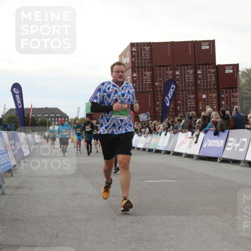 03.10.2025 - Köhlbrandbrückenlauf Yannick Fuchs http://msf.ph/oto/8988819 03.10.2025 16:12:52 Ziel 7153, 7154, 7211, 7321, 7341, 7354, 7358, 7443, 7457, 7482, 7653, 8292, 8294 meine-sportfotos.de