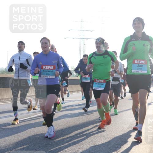 03.10.2025 - Köhlbrandbrückenlauf Luisa Fischer http://msf.ph/oto/8988821 03.10.2025 10:12:01 Position 3 113, 3704, 2703, 2701, 1 meine-sportfotos.de