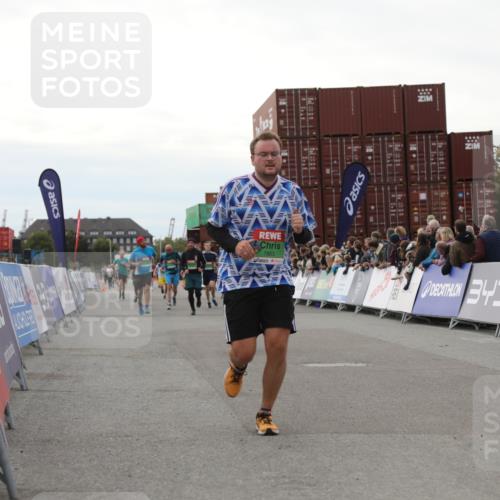 03.10.2025 - Köhlbrandbrückenlauf Yannick Fuchs http://msf.ph/oto/8988824 03.10.2025 16:12:52 Ziel 7153, 7154, 7211, 7321, 7341, 7354, 7358, 7443, 7457, 7482, 7653, 8292, 8294 meine-sportfotos.de