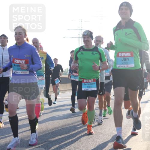 03.10.2025 - Köhlbrandbrückenlauf Luisa Fischer http://msf.ph/oto/8988827 03.10.2025 10:12:01 Position 3 50, 370, 3610, 2703, 2701, 1 meine-sportfotos.de