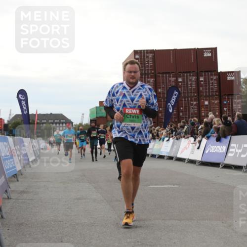 03.10.2025 - Köhlbrandbrückenlauf Yannick Fuchs http://msf.ph/oto/8988829 03.10.2025 16:12:52 Ziel 7153, 7154, 7211, 7321, 7341, 7354, 7358, 7443, 7457, 7482, 7653, 8292, 8294 meine-sportfotos.de