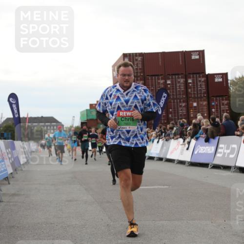 03.10.2025 - Köhlbrandbrückenlauf Yannick Fuchs http://msf.ph/oto/8988834 03.10.2025 16:12:52 Ziel 7153, 7154, 7211, 7321, 7341, 7354, 7358, 7443, 7457, 7482, 7653, 8292, 8294 meine-sportfotos.de
