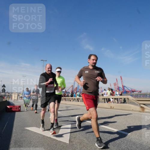 03.10.2025 - Köhlbrandbrückenlauf Matties Gatica Varas http://msf.ph/oto/8988837 03.10.2025 12:35:24 Position 2  meine-sportfotos.de