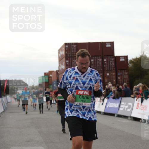 03.10.2025 - Köhlbrandbrückenlauf Yannick Fuchs http://msf.ph/oto/8988851 03.10.2025 16:12:53 Ziel 7153, 7154, 7211, 7321, 7341, 7354, 7358, 7397, 7443, 7481, 7653, 7761, 8292, 8294 meine-sportfotos.de