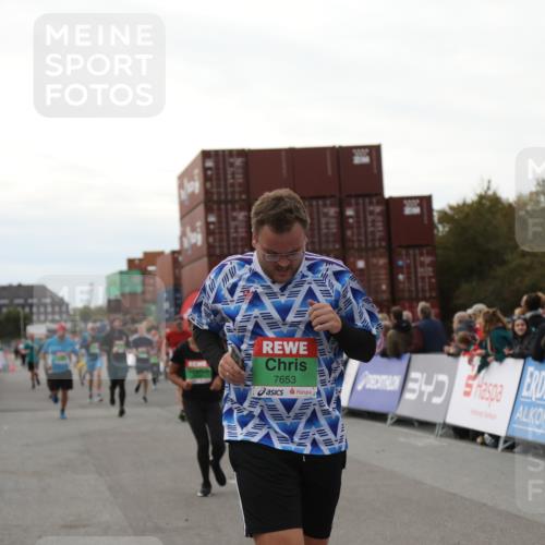 03.10.2025 - Köhlbrandbrückenlauf Yannick Fuchs http://msf.ph/oto/8988852 03.10.2025 16:12:53 Ziel 7153, 7154, 7211, 7321, 7341, 7354, 7358, 7397, 7443, 7481, 7653, 7761, 8292, 8294 meine-sportfotos.de