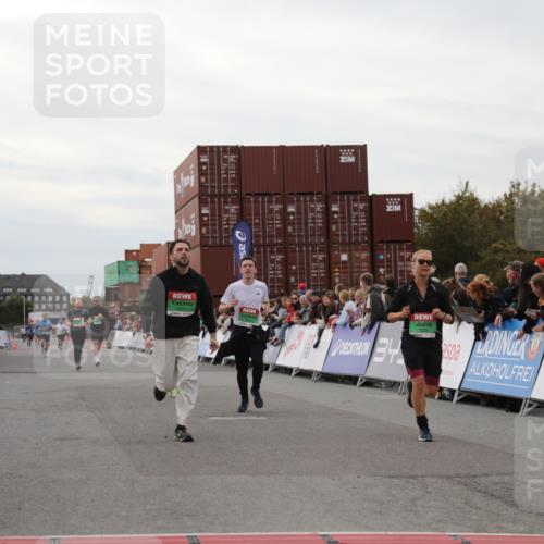 03.10.2025 - Köhlbrandbrückenlauf Yannick Fuchs http://msf.ph/oto/8988855 03.10.2025 16:00:49 Ziel 7223, 7522, 7561, 7584, 7600, 8676, 8883, 8940, 9736 meine-sportfotos.de