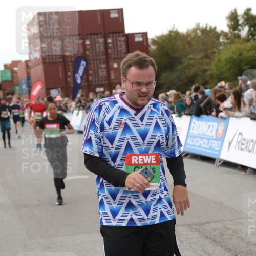 03.10.2025 - Köhlbrandbrückenlauf Yannick Fuchs http://msf.ph/oto/8988869 03.10.2025 16:12:53 Ziel 7153, 7154, 7211, 7321, 7341, 7354, 7358, 7397, 7443, 7481, 7653, 7761, 8292, 8294 meine-sportfotos.de