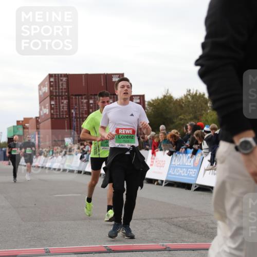 03.10.2025 - Köhlbrandbrückenlauf Yannick Fuchs http://msf.ph/oto/8988933 03.10.2025 16:00:52 Ziel 7223, 7294, 7522, 7561, 8676, 8883, 8940, 9736 meine-sportfotos.de