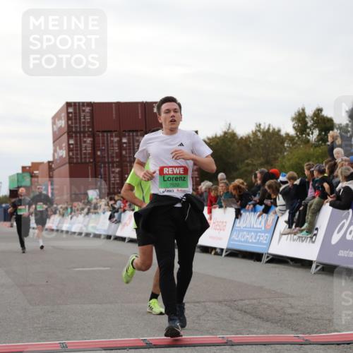 03.10.2025 - Köhlbrandbrückenlauf Yannick Fuchs http://msf.ph/oto/8988940 03.10.2025 16:00:52 Ziel 7223, 7294, 7522, 7561, 8676, 8883, 8940, 9736 meine-sportfotos.de