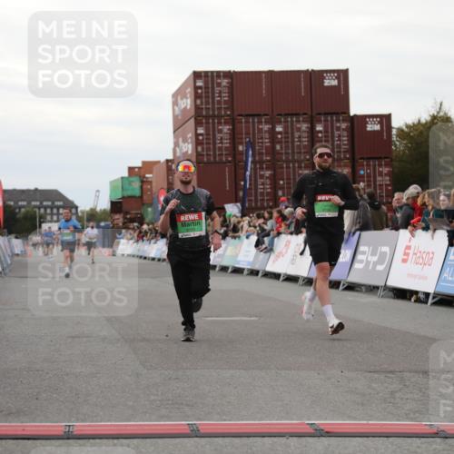 03.10.2025 - Köhlbrandbrückenlauf Yannick Fuchs http://msf.ph/oto/8989031 03.10.2025 16:00:55 Ziel 7294, 7522, 8676, 8883, 9736 meine-sportfotos.de