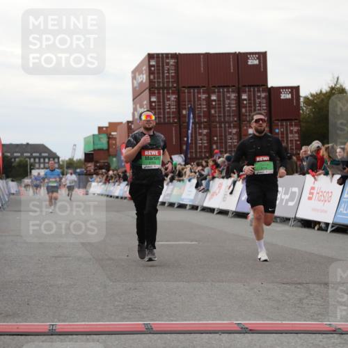 03.10.2025 - Köhlbrandbrückenlauf Yannick Fuchs http://msf.ph/oto/8989036 03.10.2025 16:00:55 Ziel 7294, 7522, 8676, 8883, 9736 meine-sportfotos.de