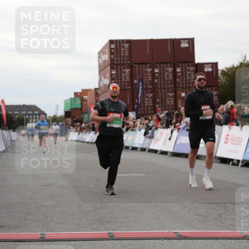 03.10.2025 - Köhlbrandbrückenlauf Yannick Fuchs http://msf.ph/oto/8989052 03.10.2025 16:00:55 Ziel 7294, 7522, 8676, 8883, 9736 meine-sportfotos.de