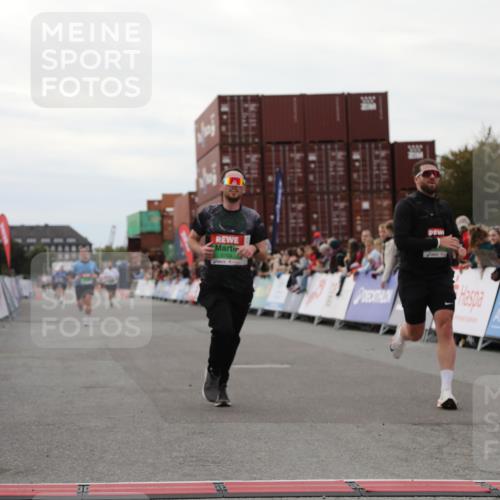 03.10.2025 - Köhlbrandbrückenlauf Yannick Fuchs http://msf.ph/oto/8989056 03.10.2025 16:00:55 Ziel 7294, 7522, 8676, 8883, 9736 meine-sportfotos.de