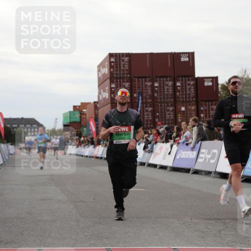 03.10.2025 - Köhlbrandbrückenlauf Yannick Fuchs http://msf.ph/oto/8989063 03.10.2025 16:00:55 Ziel 7294, 7522, 8676, 8883, 9736 meine-sportfotos.de