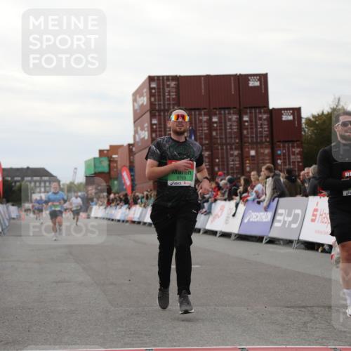 03.10.2025 - Köhlbrandbrückenlauf Yannick Fuchs http://msf.ph/oto/8989072 03.10.2025 16:00:55 Ziel 7294, 7522, 8676, 8883, 9736 meine-sportfotos.de