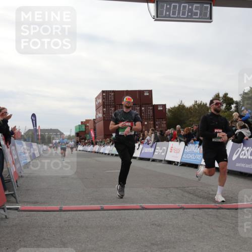 03.10.2025 - Köhlbrandbrückenlauf Yannick Fuchs http://msf.ph/oto/8989079 03.10.2025 16:00:56 Ziel 7294, 7396, 8676, 8883, 9736 meine-sportfotos.de