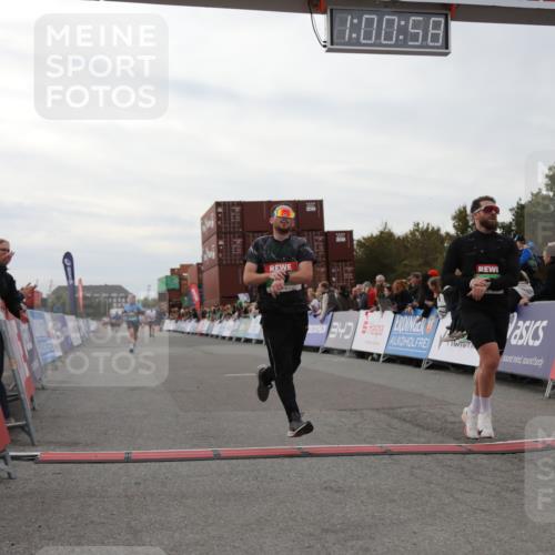 03.10.2025 - Köhlbrandbrückenlauf Yannick Fuchs http://msf.ph/oto/8989086 03.10.2025 16:00:56 Ziel 7294, 7396, 8676, 8883, 9736 meine-sportfotos.de