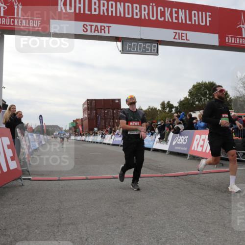 03.10.2025 - Köhlbrandbrückenlauf Yannick Fuchs http://msf.ph/oto/8989111 03.10.2025 16:00:56 Ziel 7294, 7396, 8676, 8883, 9736 meine-sportfotos.de